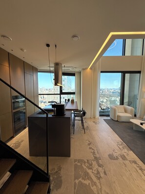 Appartement luxueux, 2 chambres, balcon, vue sur la ville | Cuisine privée | Réfrigérateur grande capacité avec congélateur, four à micro-ondes