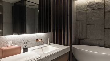 Bañera y ducha independientes, pantuflas, bidet, toallas