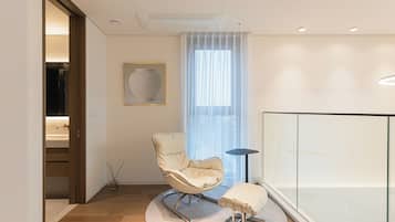 ラグジュアリー アパートメント 2 ベッドルーム バルコニー | リビング エリア | 85 インチのスマートテレビ (デジタル放送視聴可)、Netflix、ストリーミングサービス