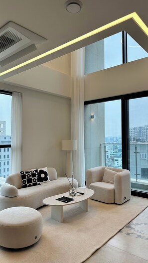 Luxury-Apartment, 2 Schlafzimmer, Balkon | Wohnbereich