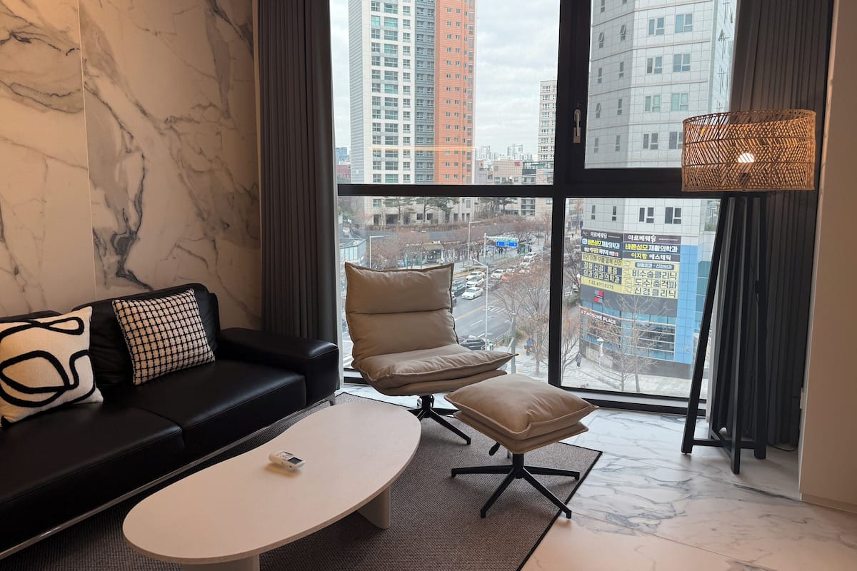 Premium-huoneisto | Oleskelualue | Älytelevisio, Netflix, suoratoistopalvelut