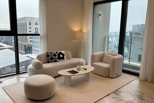 Luksushuoneisto, 2 makuuhuonetta, parveke | Yksilöllisesti sisustettu, yksilöllisesti kalustettu, pimennysverhot