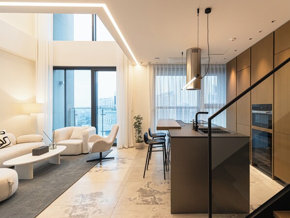 Luxury Apartment, 2 Bedrooms, Balcony (FREE Airport Pick up and sending for 5Nights) | 客廳 | 85 吋智能電視連數碼電視頻道、Netflix、串流服務