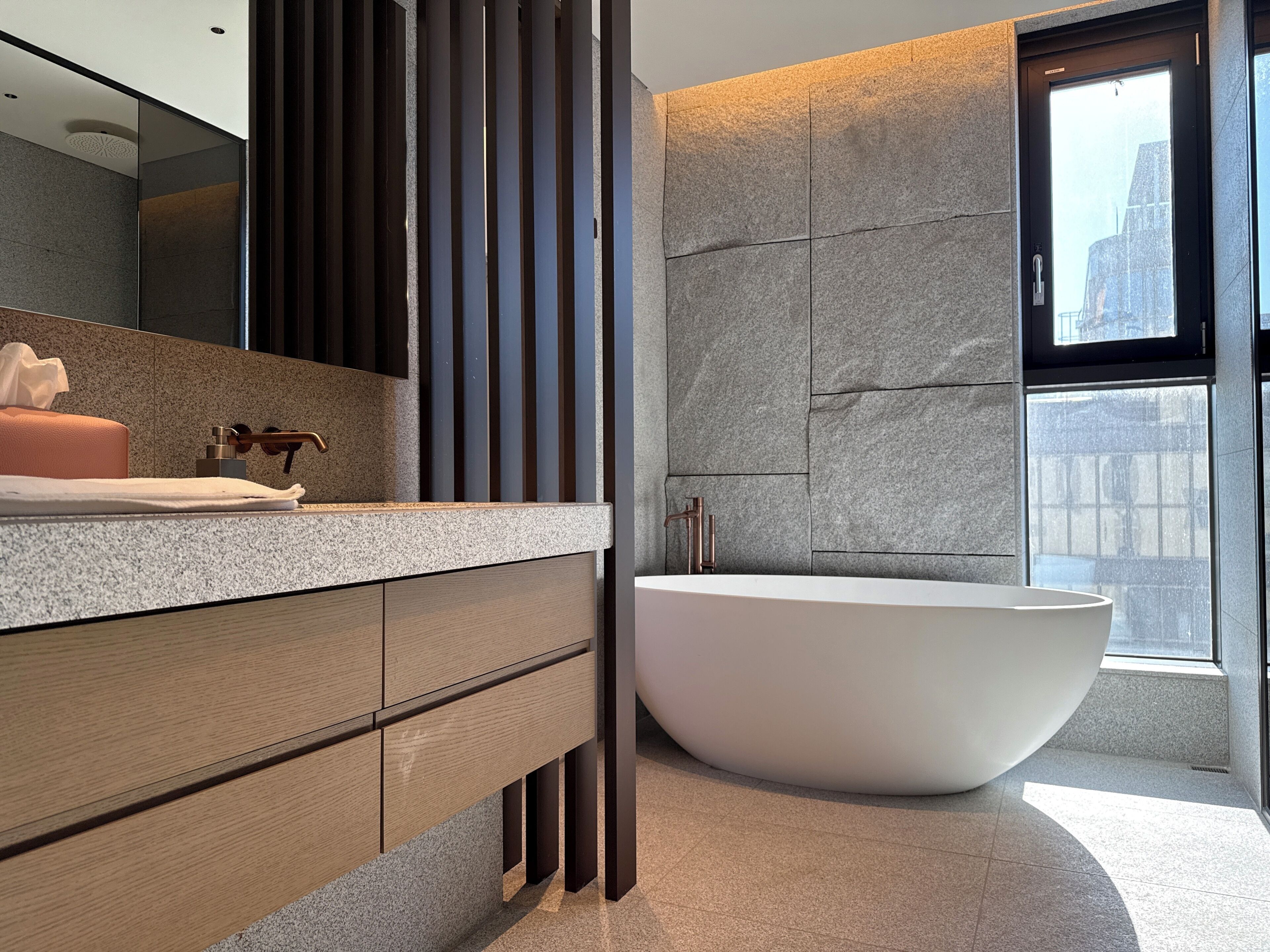 Separate bathtub and shower, hair dryer, slippers, bidet