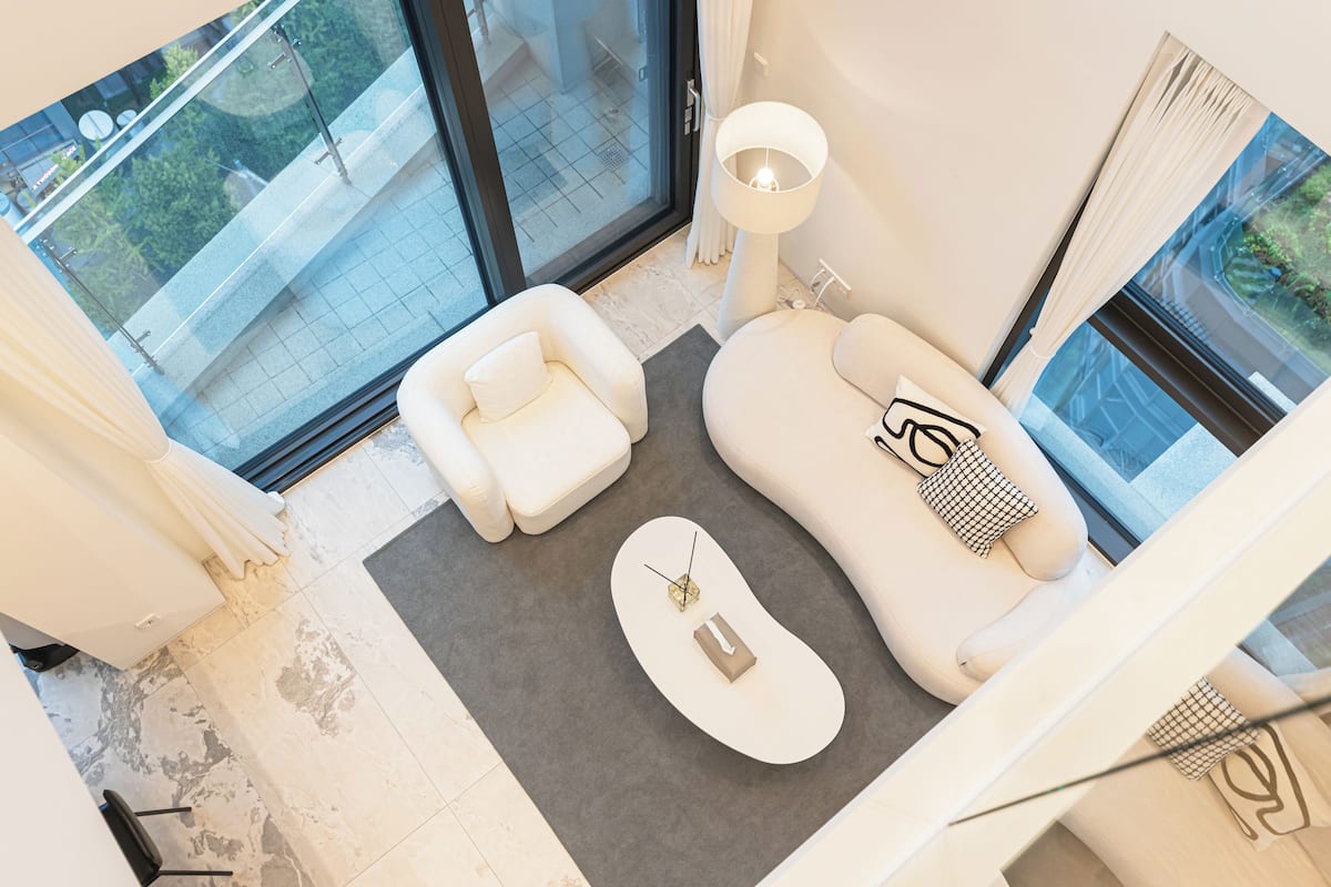 Appartamento Luxury, 2 camere da letto, balcone | Area soggiorno | Smart TV 85 pollici con canali digitali, Netflix, servizi in streaming