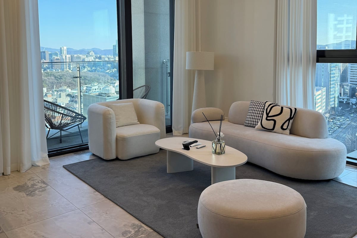 Luxury Apartment, 2 Bedrooms, Balcony, City View | Peralatan tempat tidur premium, gebar bulu kapas, busa memori