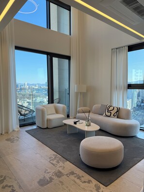 Appartement luxueux, 2 chambres, balcon, vue sur la ville | Décor unique, ameublement unique, rideaux d’obscurcissement