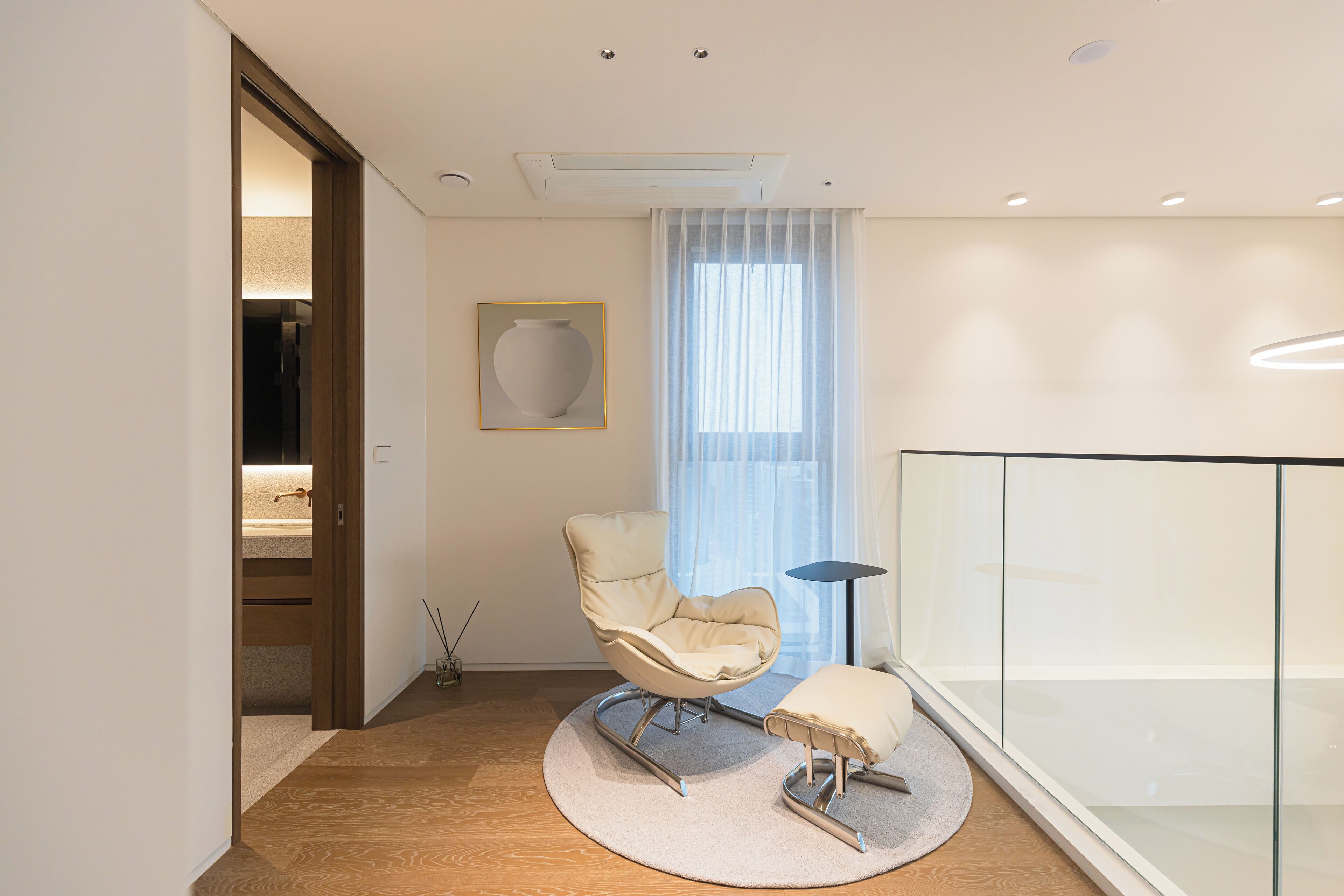 럭셔리 아파트, 침실 2개, 발코니 | 각각 다른 스타일의 인테리어, 각각 다르게 가구 비치, 암막 커튼, 방음 설비