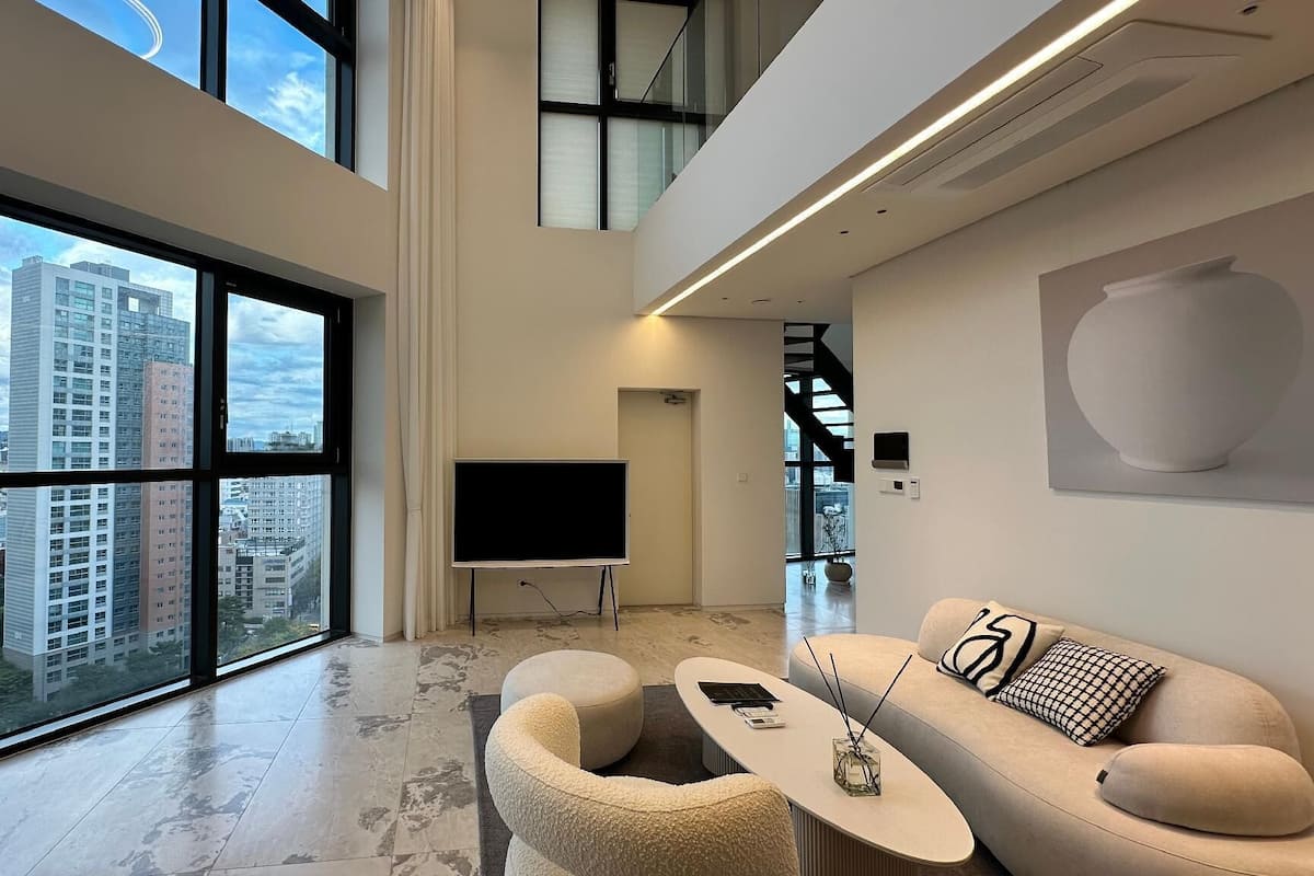 Apartamento de lujo, 3 habitaciones, vistas a la ciudad | Decoración individual, mobiliario individual, cortinas opacas