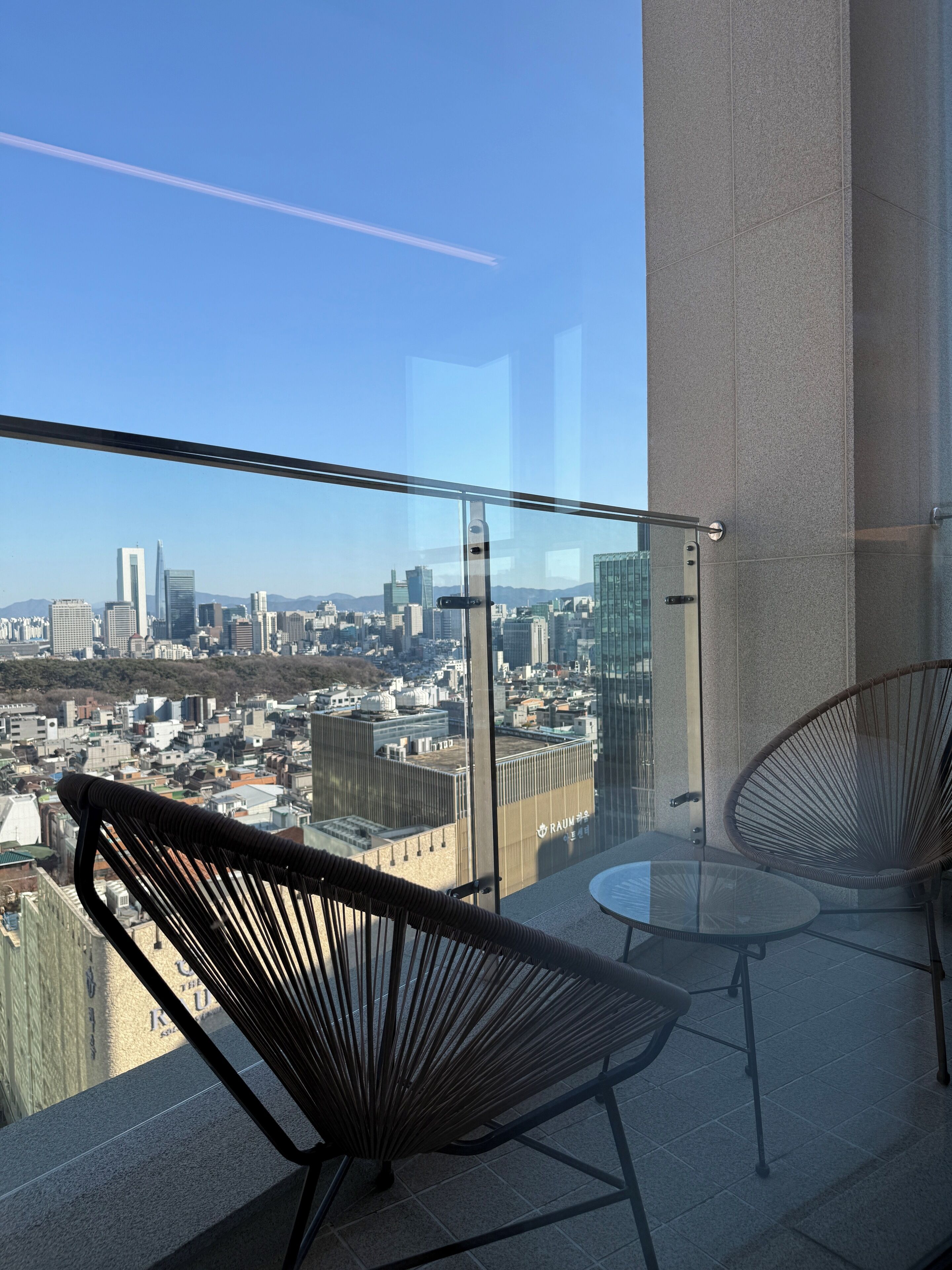 Decoración personalizada, muebles diferentes y cortinas blackout 