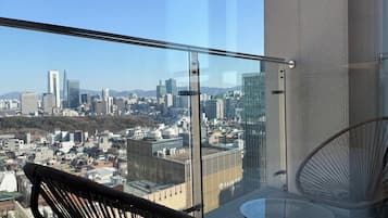 Decoración personalizada, muebles diferentes y cortinas blackout