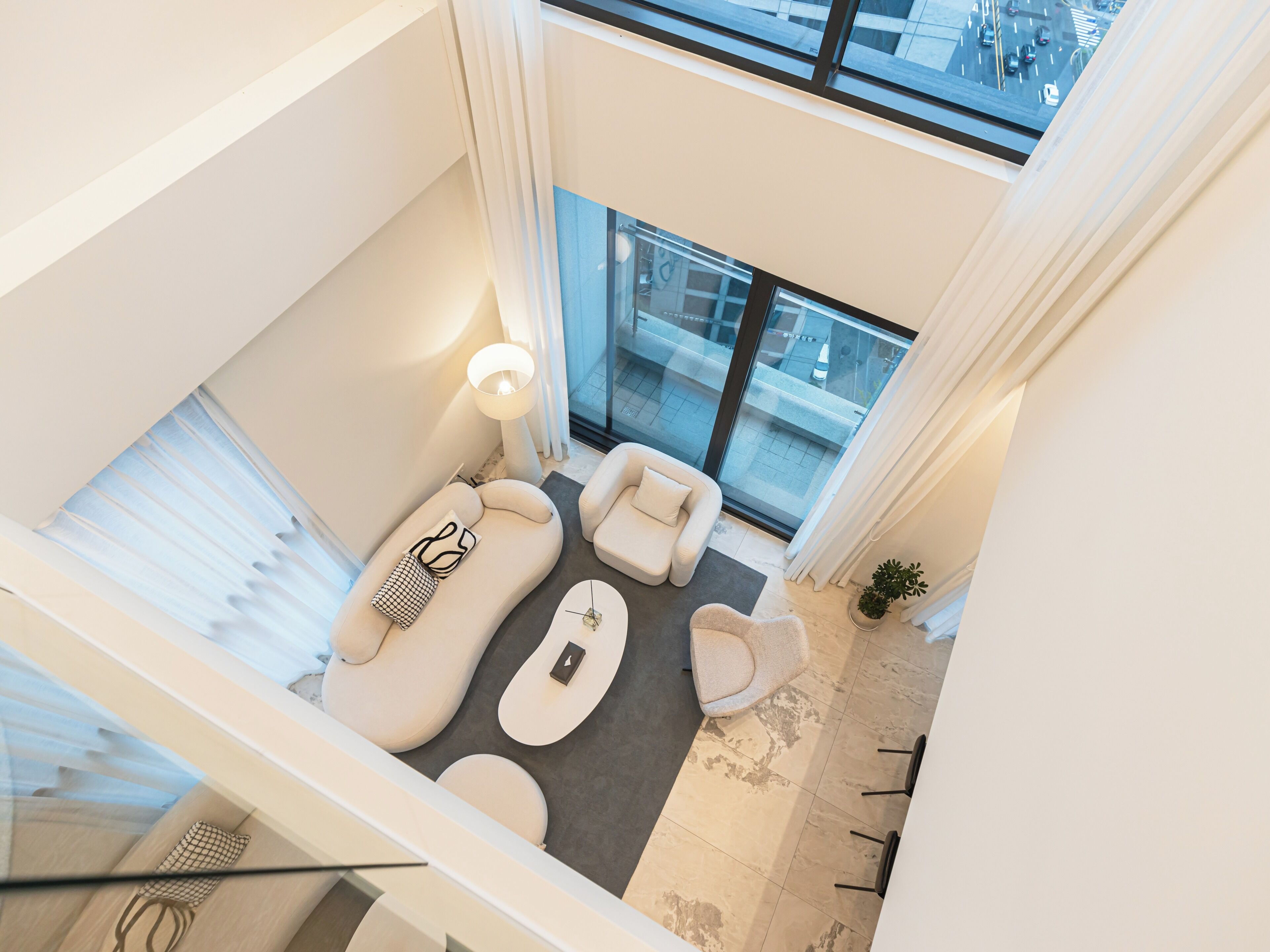 Un apartamento de altura con una decoración moderna, un amplio ventanal y vistas a la ciudad.