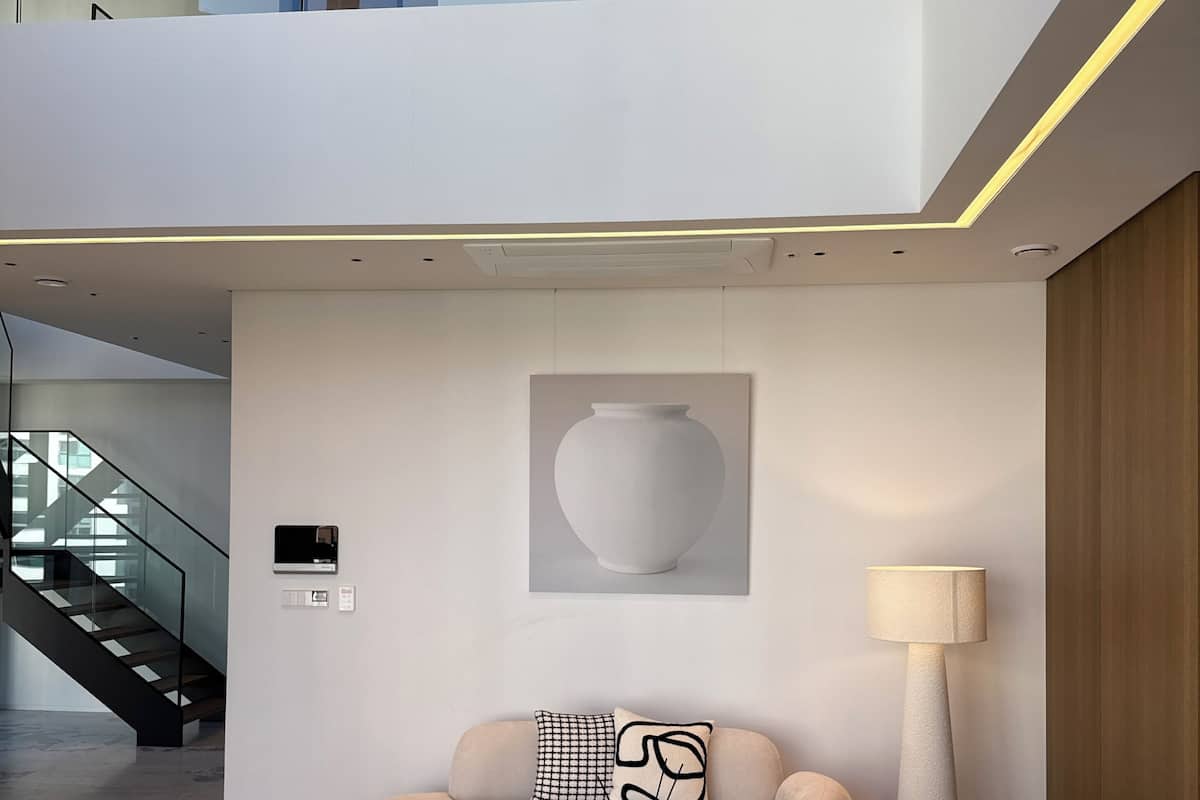 Apartamento de lujo, 3 habitaciones, vistas a la ciudad | Zona de estar | Una Smart TV, Netflix, suelo radiante, servicios de streaming