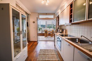 Kjøleskap, mikrobølgeovn, ovn og kokeplater