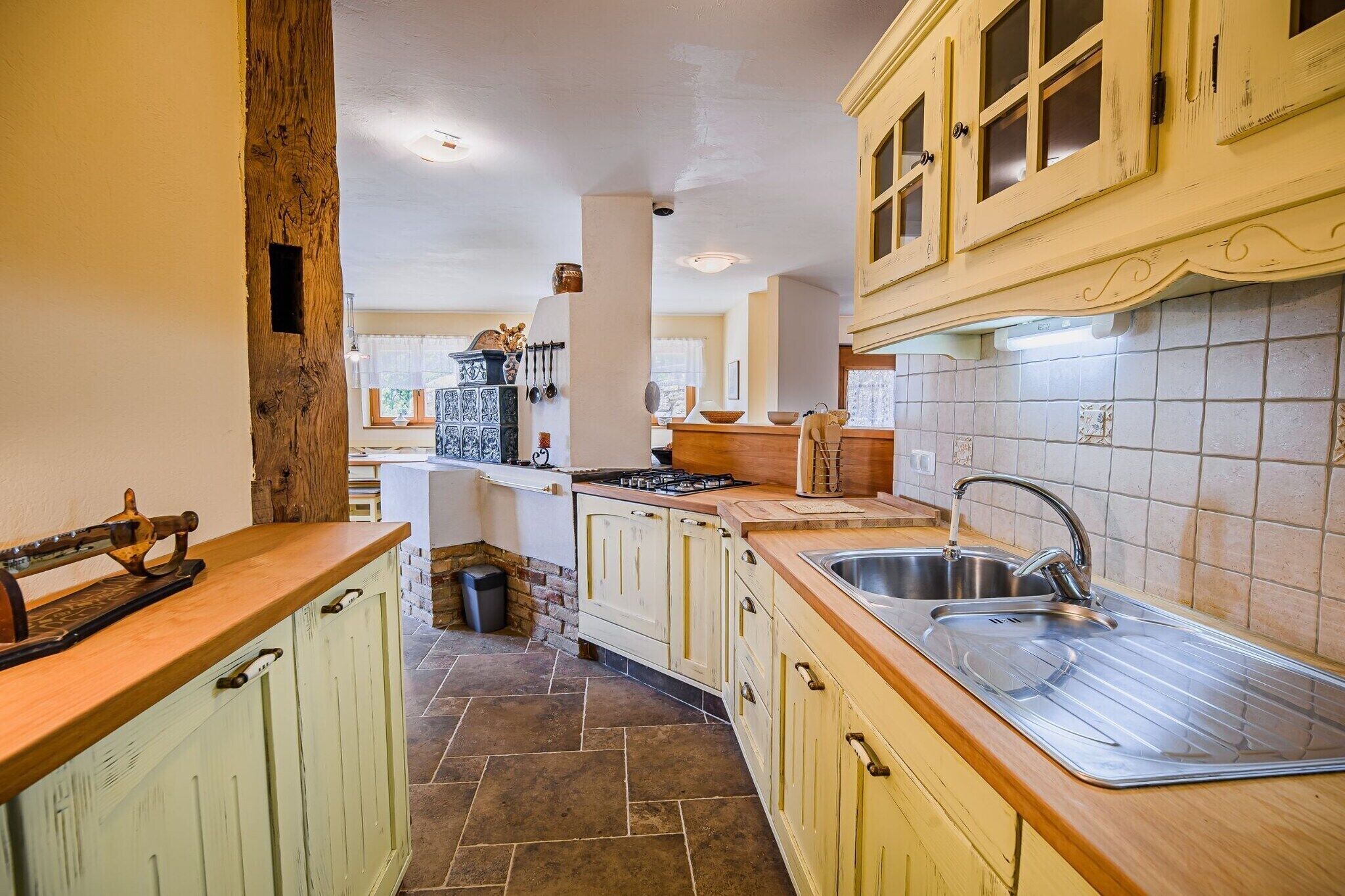 Kjøleskap, kokeplater og spisebord