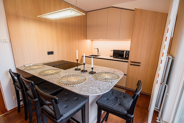 Fridge, microwave, oven, stovetop