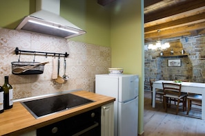 Fridge, oven, stovetop