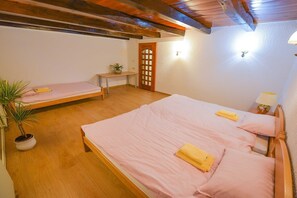 7 bedrooms, iron/ironing board, internet