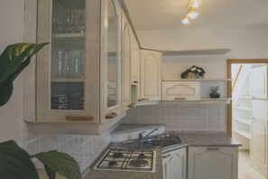 Frigorifero, microonde, forno, piano cottura