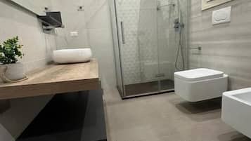Ducha, cabezal de ducha tipo lluvia y papel higiénico