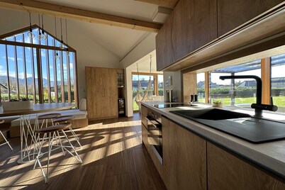 Elegant Warm Bliss Hideaway Escape Lodge - Holiday Home with Hot-Tub