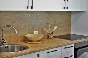 Réfrigérateur, four à micro-ondes, un four, surface de cuisson