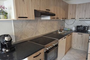 Réfrigérateur, four à micro-ondes, un four, surface de cuisson