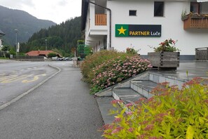 تفاصيل الفندق من الخارج