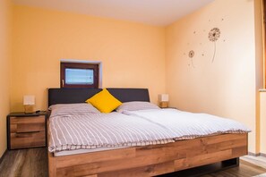 2 bedrooms, iron/ironing board, travel cot, free WiFi