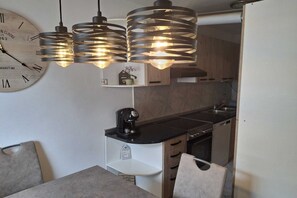 Réfrigérateur, four à micro-ondes, un four, surface de cuisson