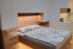 Travel crib, free WiFi