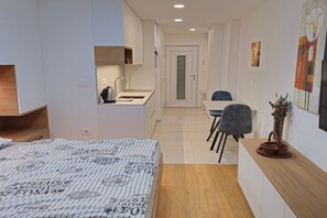 Travel crib, free WiFi