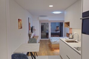 Travel crib, free WiFi