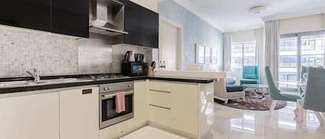 Deluxe-huoneisto, parveke, kaupunkinäköala | Yksityinen keittiö | Espressokone, vedenkeitin