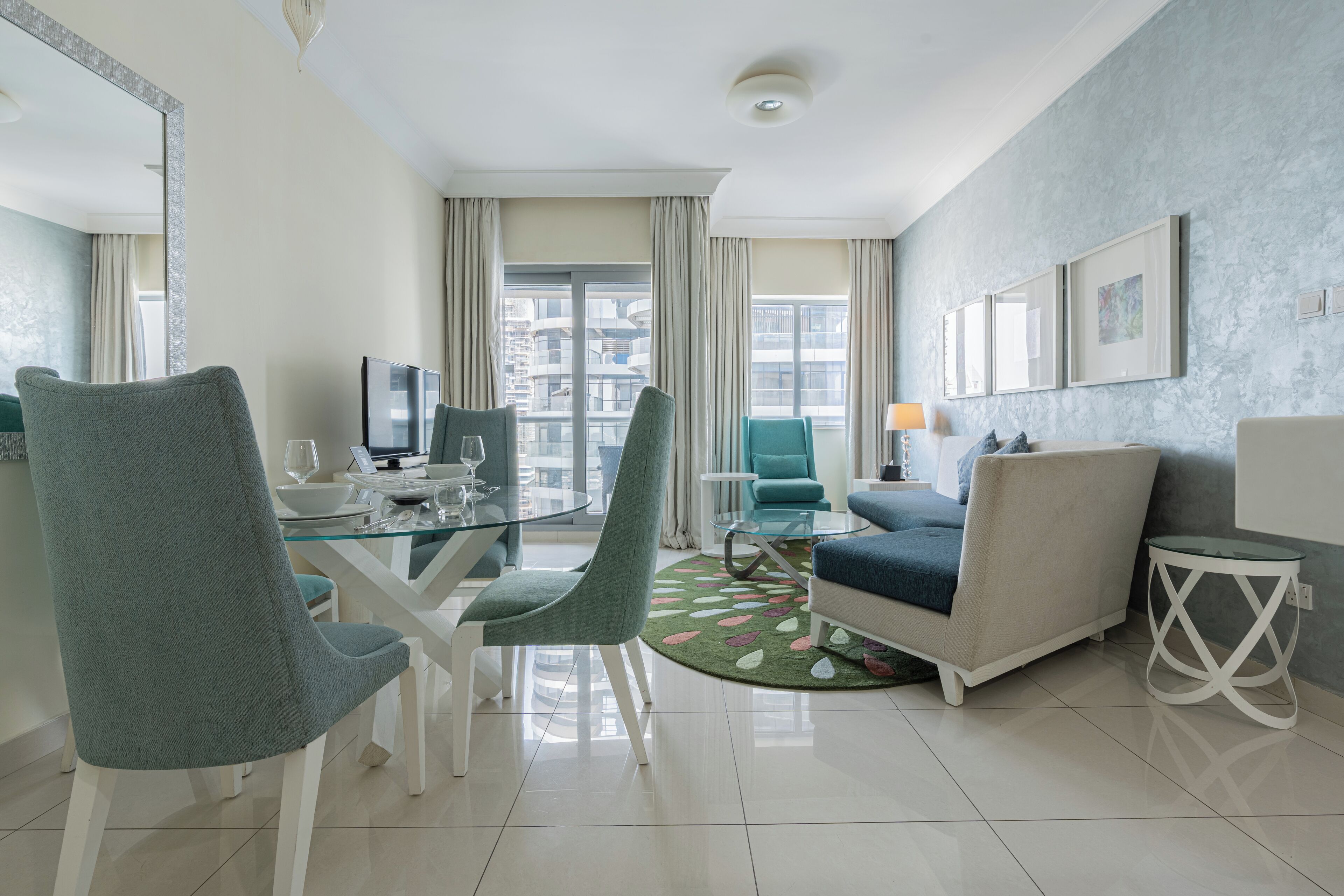 Deluxe-lejlighed - balkon - byudsigt | Opholdsområde | 55-tommers smart-tv med digitale kanaler