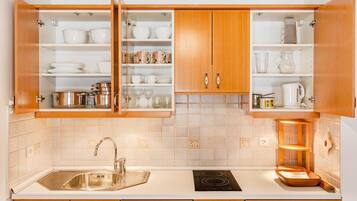 Kühlschrank, Herdplatte, Geschirrspüler, Hochstuhl