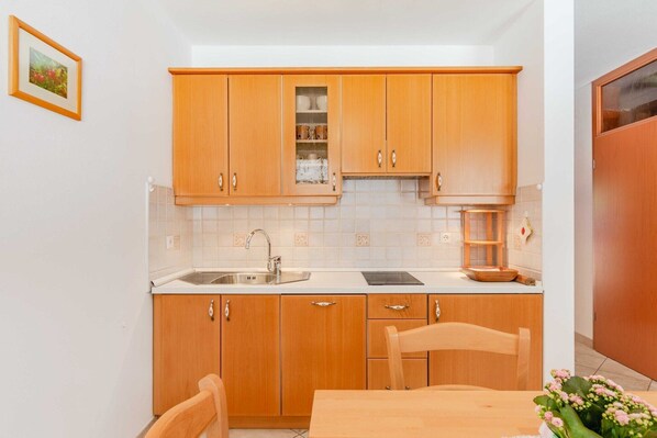 Fridge, stovetop, dishwasher, highchair