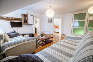4 chambres, fer et planche à repasser, lit de bébé portatif