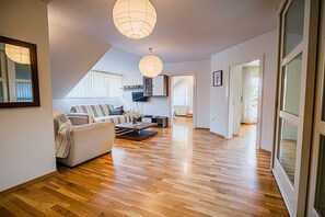 Fernseher, Kamin, Stereoanlage