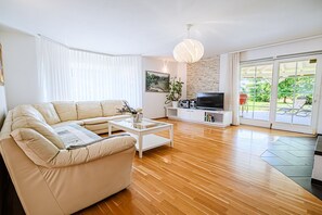 Smart TV, fireplace, stereo