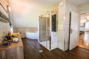 Shower, hair dryer - Stunning Rural Holiday Home with Garden and BBQ - Four Bedroom Holiday Home (Brežice)