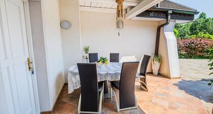 Stunning Rural Holiday Home with Garden and BBQ - Four Bedroom Holiday Home