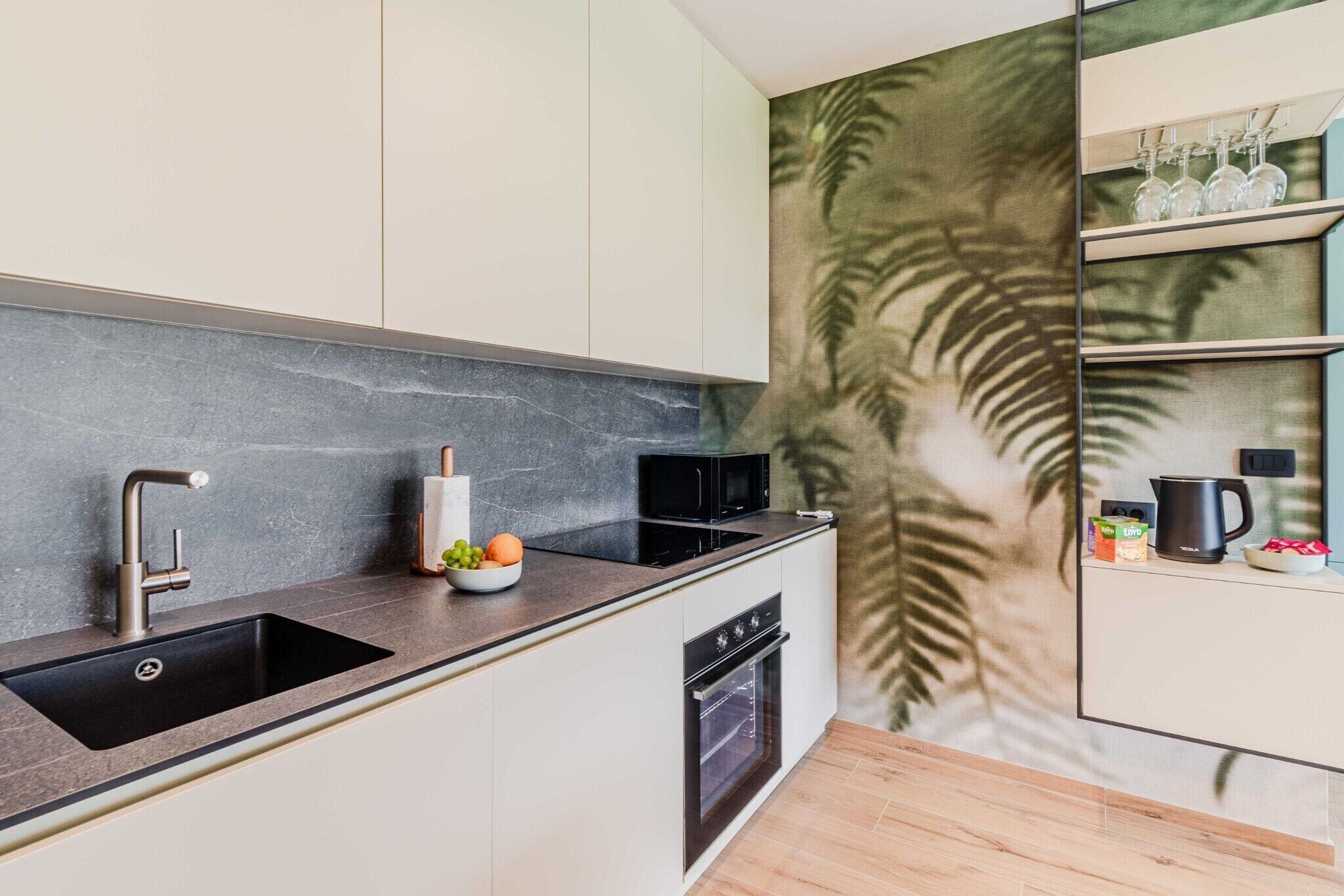 Kühlschrank, Mikrowelle, Ofen, Herdplatte