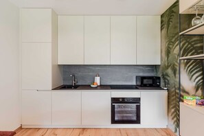 Frigorifero, microonde, forno, piano cottura