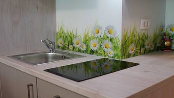 Een koelkast, een microgolfoven, een kookplaat, een broodrooster