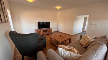 Fernseher, Kamin, Stereoanlage