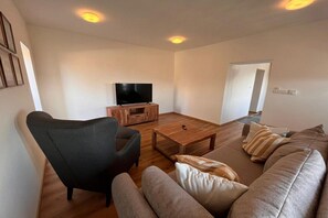 TV, fireplace, stereo