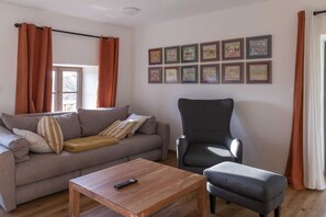 Smart TV, fireplace, stereo