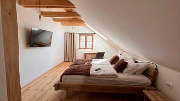 3 bedrooms, iron/ironing board, free WiFi