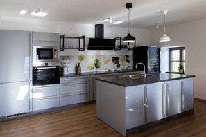 Fridge, microwave, oven, stovetop - Mountain View Villa with Sauna and Hot-Tub - Three Bedroom Villa with Sauna and Hot-Tub (Slovenj Gradec)